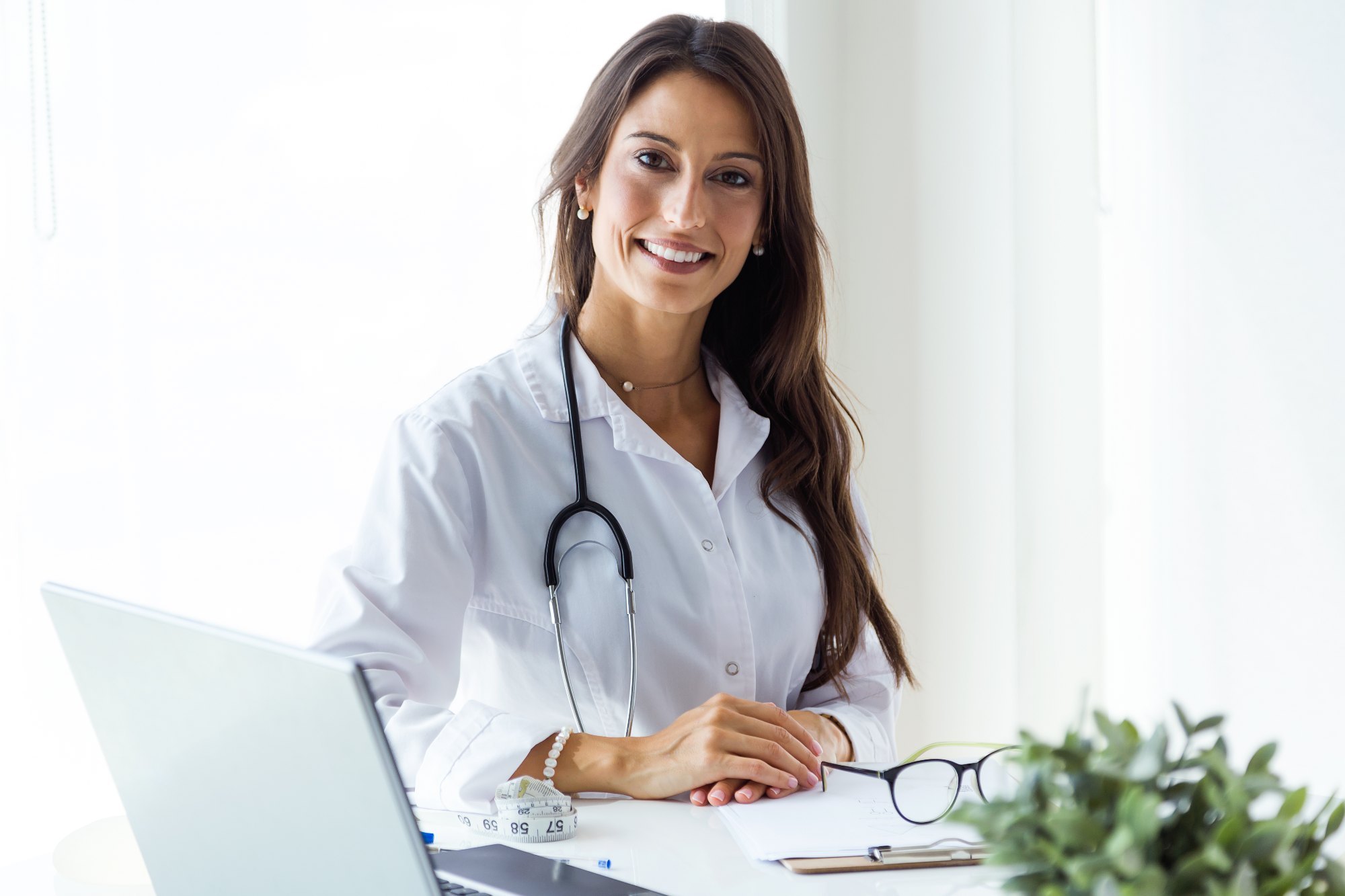 How do online doctors support health screenings remotely?