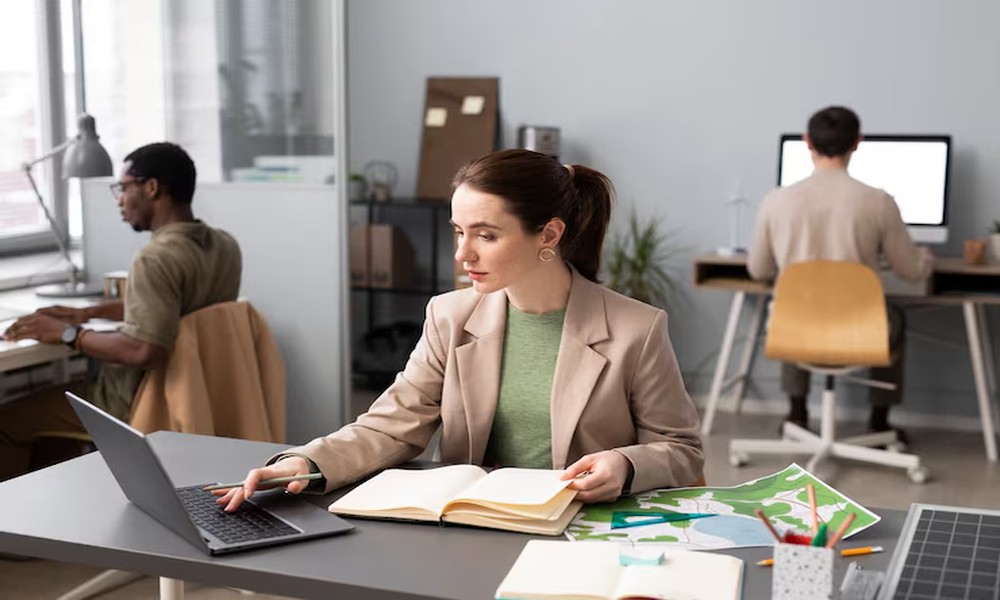 How does enterprise HR software manage high-volume annual increments?