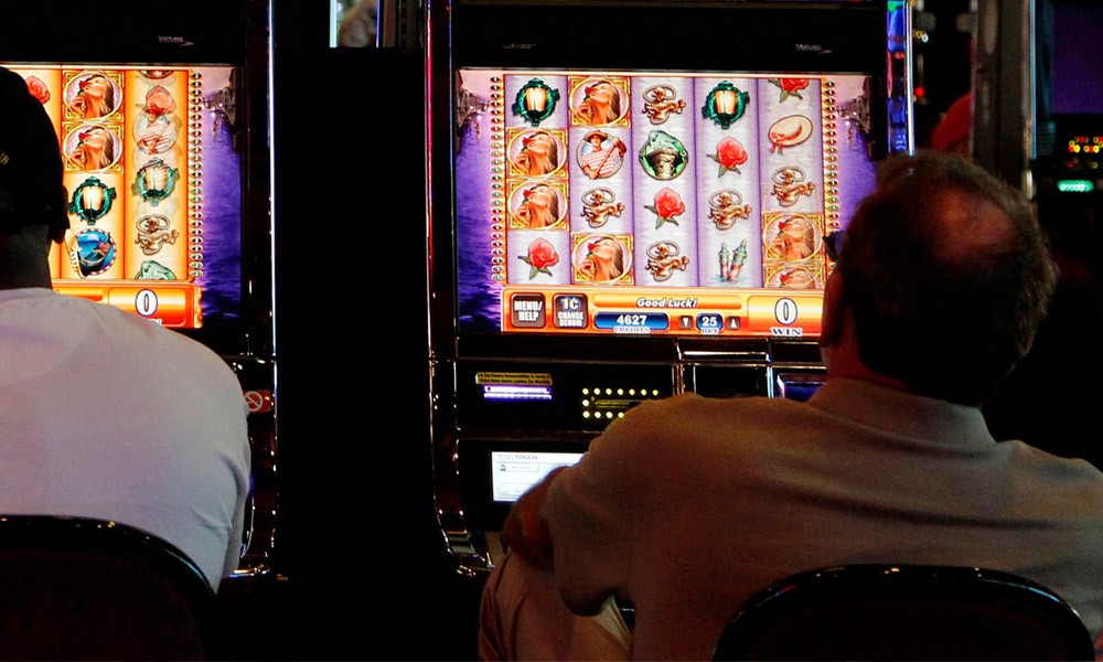 Why do online casino players track consecutive session performance?